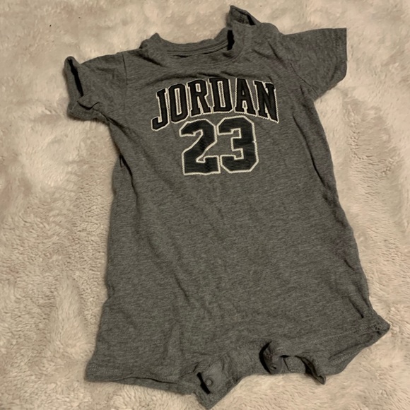 Jordan grey romper 6-12m - Picture 2 of 3